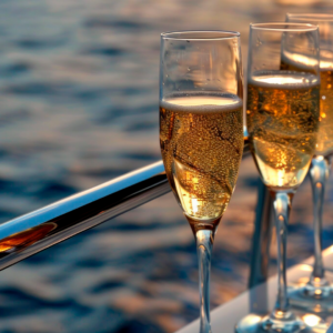 Atardecer Elegante en Catamarán Privado